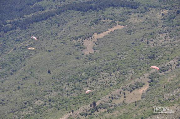 Aproveitando o dia lindo, diversos paragliders voando na região do Cerro Piltriquitrón, em El Bolsón, na Argentina